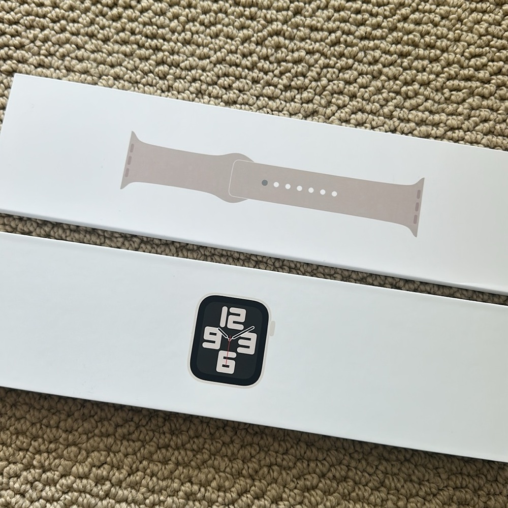 Apple Watch SE with Starlight Aluminum and Sport Band
